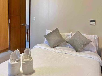 2BR w/ balcony condo for rent Mactan Newtown