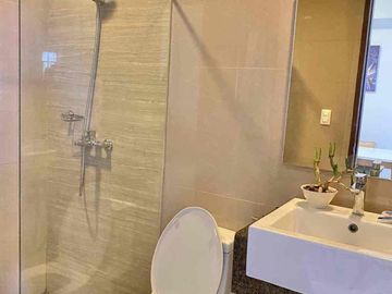 2BR w/ balcony condo for rent Mactan Newtown