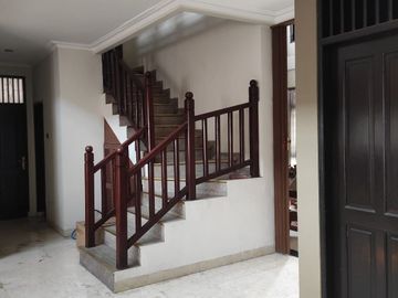 Rumah Mewah Luas dengan Kolam Renang di Permata Hijau, Jakarta Selatan – SHM, Siap Huni