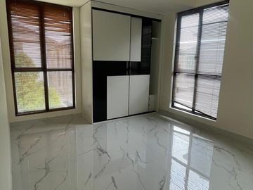 Rumah hoek 3lt 12x14 168m Cluster Semayang Asya JGC Jakarta Garden City