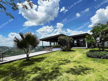 LUXURY VILLA WITH AN AMAZING GOLF VIEW FOR SALE/LEASE IN CLARK PAMPANGA