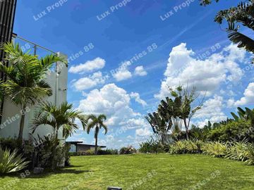 LUXURY VILLA WITH AN AMAZING GOLF VIEW FOR SALE/LEASE IN CLARK PAMPANGA