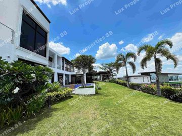 LUXURY VILLA WITH AN AMAZING GOLF VIEW FOR SALE/LEASE IN CLARK PAMPANGA