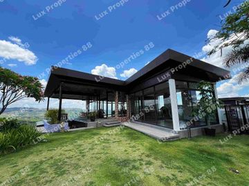 LUXURY VILLA WITH AN AMAZING GOLF VIEW FOR SALE/LEASE IN CLARK PAMPANGA
