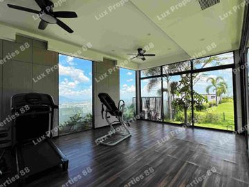 LUXURY VILLA WITH AN AMAZING GOLF VIEW FOR SALE/LEASE IN CLARK PAMPANGA