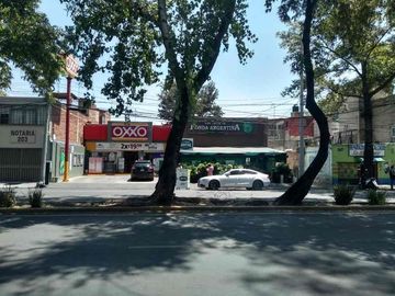 Terreno con locales rentados