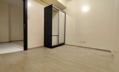 The Fort Residences BGC 42 sqm 1 bedroom semi furnished unit P30k only for rent