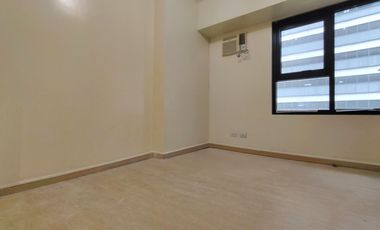 The Fort Residences BGC 42 sqm 1 bedroom semi furnished unit P30k only for rent