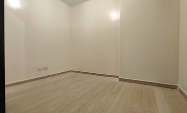 The Fort Residences BGC 42 sqm 1 bedroom semi furnished unit P30k only for rent