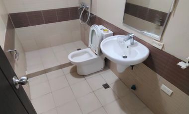 The Fort Residences BGC 42 sqm 1 bedroom semi furnished unit P30k only for rent