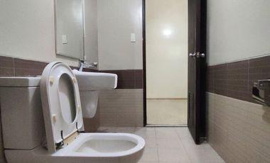 The Fort Residences BGC 42 sqm 1 bedroom semi furnished unit P30k only for rent