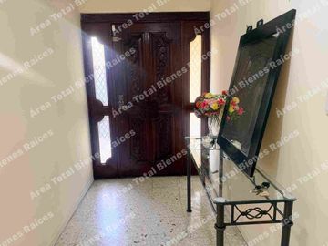 EN VENTA CASA DE 4 RECÁMARAS CON POTENCIAL DE CRECIMIENTO. UBICADA EN VILLA LOS PINOS, CERCA TEC DE MONTERREY