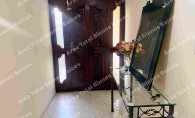 EN VENTA CASA DE 4 RECÁMARAS CON POTENCIAL DE CRECIMIENTO. UBICADA EN VILLA LOS PINOS, CERCA TEC DE MONTERREY
