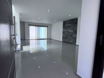 VENTA CASA AMPLIA EN COLINAS DE JURIQUILLA CON 4 RECÁMARAS Y OFICINA