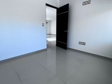 VENTA CASA AMPLIA EN COLINAS DE JURIQUILLA CON 4 RECÁMARAS Y OFICINA