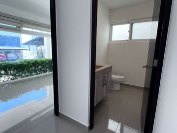 VENTA CASA AMPLIA EN COLINAS DE JURIQUILLA CON 4 RECÁMARAS Y OFICINA