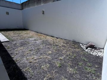 VENTA CASA AMPLIA EN COLINAS DE JURIQUILLA CON 4 RECÁMARAS Y OFICINA