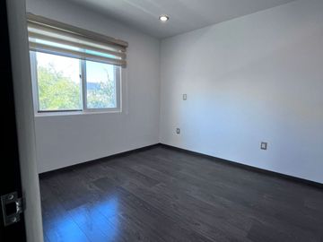 VENTA CASA AMPLIA EN COLINAS DE JURIQUILLA CON 4 RECÁMARAS Y OFICINA