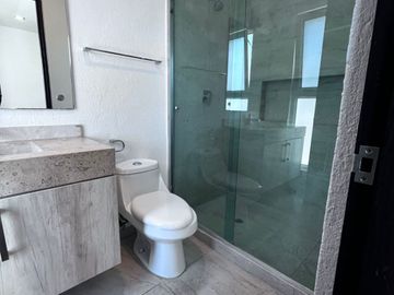 VENTA CASA AMPLIA EN COLINAS DE JURIQUILLA CON 4 RECÁMARAS Y OFICINA