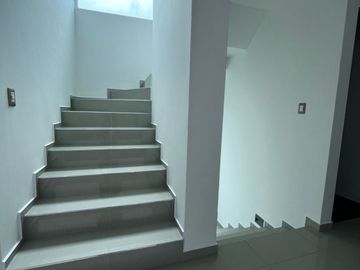 VENTA CASA AMPLIA EN COLINAS DE JURIQUILLA CON 4 RECÁMARAS Y OFICINA