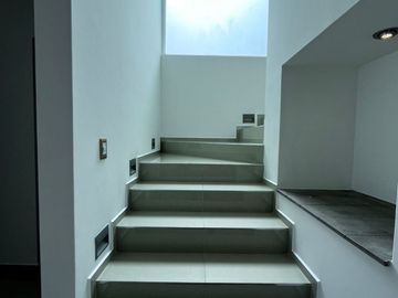 VENTA CASA AMPLIA EN COLINAS DE JURIQUILLA CON 4 RECÁMARAS Y OFICINA