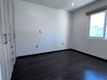 VENTA CASA AMPLIA EN COLINAS DE JURIQUILLA CON 4 RECÁMARAS Y OFICINA