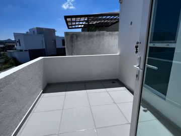 VENTA CASA AMPLIA EN COLINAS DE JURIQUILLA CON 4 RECÁMARAS Y OFICINA