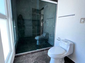 VENTA CASA AMPLIA EN COLINAS DE JURIQUILLA CON 4 RECÁMARAS Y OFICINA