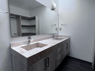 VENTA CASA AMPLIA EN COLINAS DE JURIQUILLA CON 4 RECÁMARAS Y OFICINA