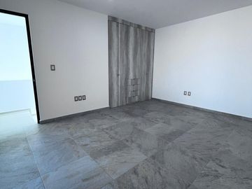 VENTA CASA AMPLIA EN COLINAS DE JURIQUILLA CON 4 RECÁMARAS Y OFICINA