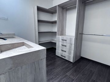 VENTA CASA AMPLIA EN COLINAS DE JURIQUILLA CON 4 RECÁMARAS Y OFICINA