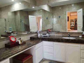 UNIR 4BR DI BELLEZZA PERMATA HIJAU INI DIJUAL DENGAN FASILITAS PREMIUM SEMI FURNISHED LOKASI SUPER STRATEGIS