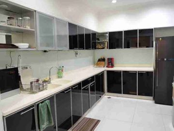 UNIR 4BR DI BELLEZZA PERMATA HIJAU INI DIJUAL DENGAN FASILITAS PREMIUM SEMI FURNISHED LOKASI SUPER STRATEGIS
