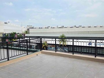 Di sewa Ruko tematik 3 lantai ukuran ada rooftop cocok untuk cafe dan usaha lainnya hadap utara lokasi strategis dan ramai sebrang kampung seafood di sedayu city kelapa gading jakarta utara