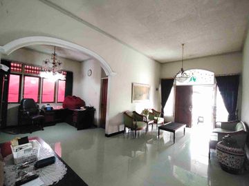 Rumah megah bonus tanah kosong Purbalingga.