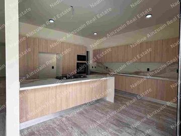 CASA EN VENTA UBICADA EN RESIDENCIAL EXCLUSIVO  VÍA CUMBRES CANCÚN, 4 RECÁMARAS, ALBERCA PRIVADA, VARIADAS AMENIDADES, SEGURIDAD 24 HORAS.