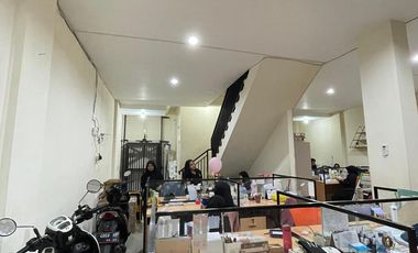 Ruko 2 jejer ganging di ploso timur dimensi 4x19 meter bangunan 3 lantai sudah ada lift Barang