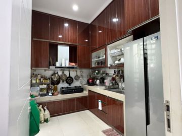 WTS / Dijual Rumah Maxwell Scientia Summarecon Serpong 10x18 Semi Furnish Rapi