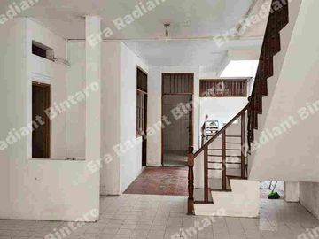 Rumah 2 lantai cocok dijadikan Rumah Tinggal Atw Kost2 San Di Bendungan Hilir, Jakarta Pusat.