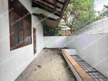 Rumah 2 lantai cocok dijadikan Rumah Tinggal Atw Kost2 San Di Bendungan Hilir, Jakarta Pusat.