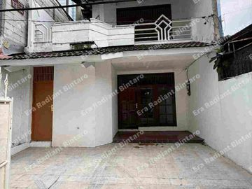 Rumah 2 lantai cocok dijadikan Rumah Tinggal Atw Kost2 San Di Bendungan Hilir, Jakarta Pusat.