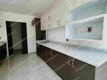 Casa en renta en Delicias Cuernavaca. En privada en la zona dorada, rondines de vigilancia! Cerca de colegios, centros comerciales, bancos, hospitales