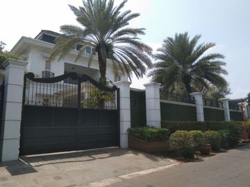 Rumah 2 Lt Dengan Private Pool di Pisangan Raya Cireundeu Ciputat Timur