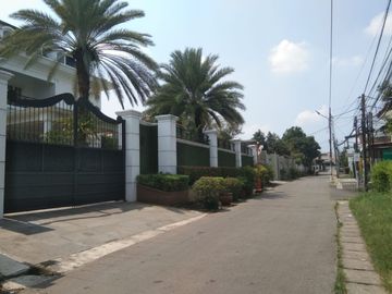 Rumah 2 Lt Dengan Private Pool di Pisangan Raya Cireundeu Ciputat Timur