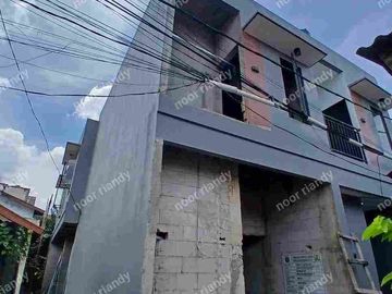 DI JUAL 4 UNIT MINI HOUSE 2 LANTAI AKSES MOTOR DI KAMPUNG GEDONG PASAR REBO JAKTIM