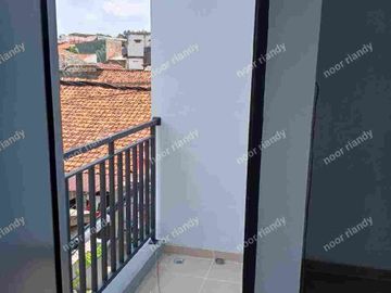 DI JUAL 4 UNIT MINI HOUSE 2 LANTAI AKSES MOTOR DI KAMPUNG GEDONG PASAR REBO JAKTIM
