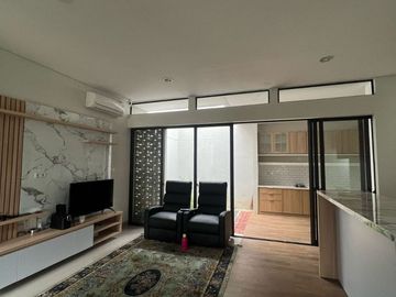 Rumah Cantik Semi Furnished siap huni di Summarecon Bandung Cluster Flora