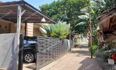 Rumah 1 lantai dengan Halaman dan Carport Luas di Jatikramat Kota Bekasi