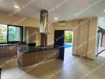 SE RENTA RESIDENCIA DISEÑÓ MODERNISTA  EN RESIDENCIAL LAGOS DEL SOL CANCÚN, QUINTANA ROO. 4 RECÁMARAS, ALBERCA, JARDÍN, AMENIDADES, SEGURIDAD 24 HORAS.