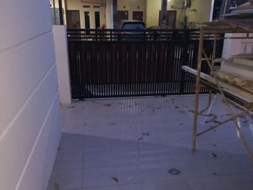 DIJUAL CEPAT RUMAH 2,5 LANTAI RAPI SIAP HUNI POSISI HOEK DI CLUSTER MAHONI TAMAN ROYAL 1 TANGERANG
